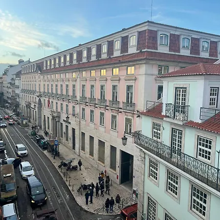 With Three Bedroom In Historic Largo Do Carmo *