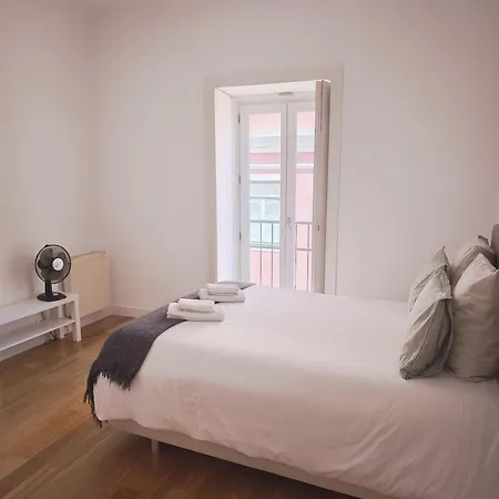 Appartamento With Three Bedroom In Historic Largo Do Carmo *