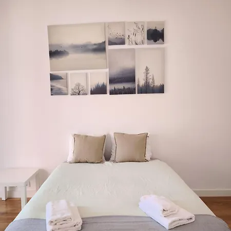 Appartamento With Three Bedroom In Historic Largo Do Carmo Lisbona