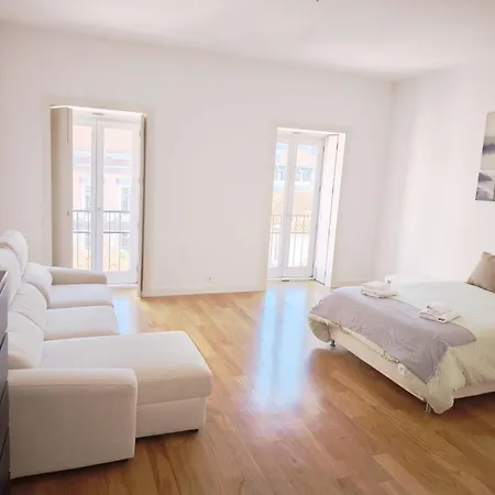 Appartamento With Three Bedroom In Historic Largo Do Carmo