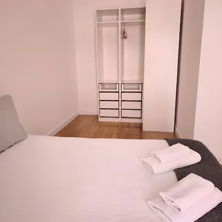 With Three Bedroom In Historic Largo Do Carmo * リスボン