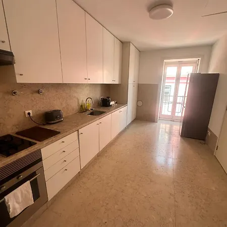 With Three Bedroom In Historic Largo Do Carmo * Lisbona
