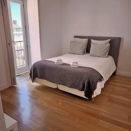 With Three Bedroom In Historic Largo Do Carmo Apartment *
