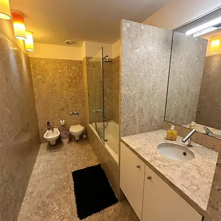 With Three Bedroom In Historic Largo Do Carmo Appartamento